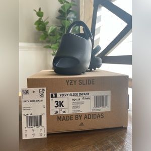 NWT Yeezy slide infant in the color onyx